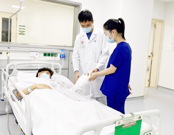 Bác sĩ Bệnh viện Trung ương Quân đội 108 khám sau phẫu thuật cho bệnh nhân bị tao nạn do pháo nổ.