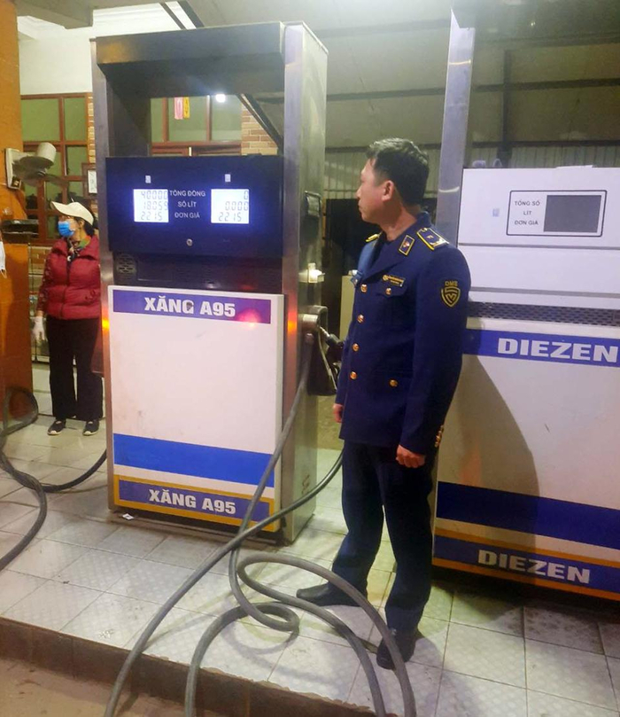 QLTT Hà Nội kiểm tra cửa hàng xăng dầu vi phạm tại xã Viên An, huyện Ứng Hoà. Ảnh: Hoài Nam
