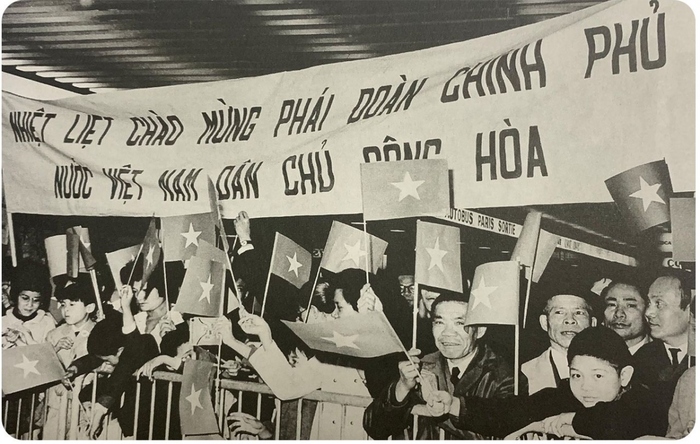 Cộng đồng người Việt tại Pháp chào mừng phái đoàn Việt Nam Dân chủ Cộng hòa. (Nguồn: Sách 'Hội nghị Paris về Việt Nam - Nhìn lại, 1968-1973', Nhà xuất bản Thế giới)