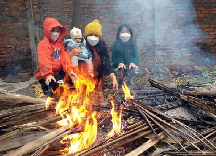 Người dân đốt lửa sưởi ấm trong tiết trời lạnh giá