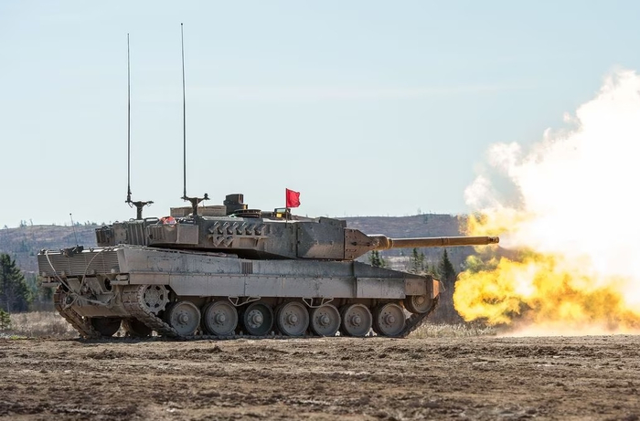 Các thành viên của Trường Quân đoàn Thiết giáp Hoàng gia Canada (RCACS) thực hành kỹ năng bắn súng từ xe tăng Leopard 2. Ảnh: Reuters