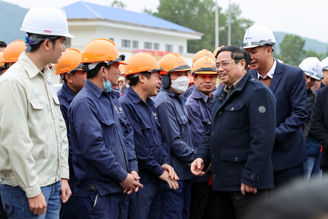 Thủ tướng thị sát tuyến dự án Mai Sơn-Quốc lộ 45, dừng tại hầm Thung Thi kiểm tra, nghe báo cáo về tình hình thực hiện dự án - Ảnh: VGP/Nhật Bắc