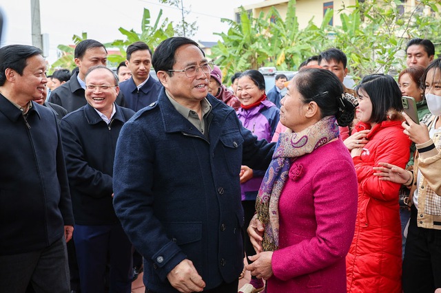 Thủ tướng thăm, động viên người dân khu tái định cư xã Đông Minh, huyện Đông Sơn, tỉnh Thanh Hóa - Ảnh: VGP/Nhật Bắc