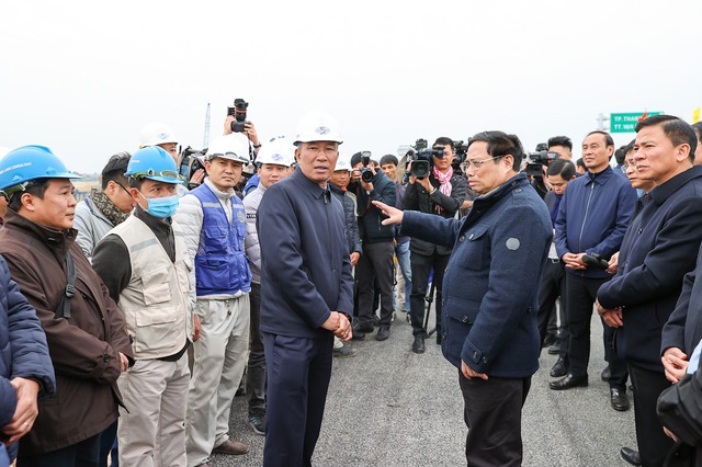Thủ tướng đánh giá cao đội ngũ cán bộ, công nhân đã thi công “xuyên 2 Tết” trên công trường nút giao Đông Xuân - Ảnh: VGP/Nhật Bắc