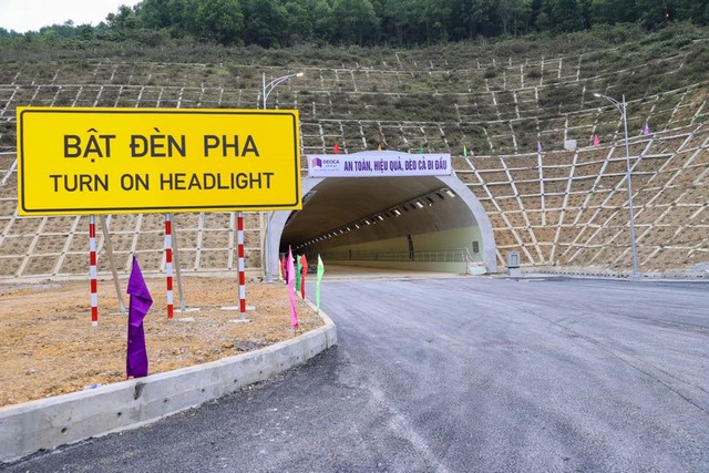 Hầm Thung Thi nằm tại xã Hà Lĩnh, huyện Hà Trung, Thanh Hóa, là hầm lớn nhất của dự án thành phần cao tốc Bắc-Nam phía đông đoạn Mai Sơn-Quốc lộ 45, dài 680 m - Ảnh: VGP/Nhật Bắc