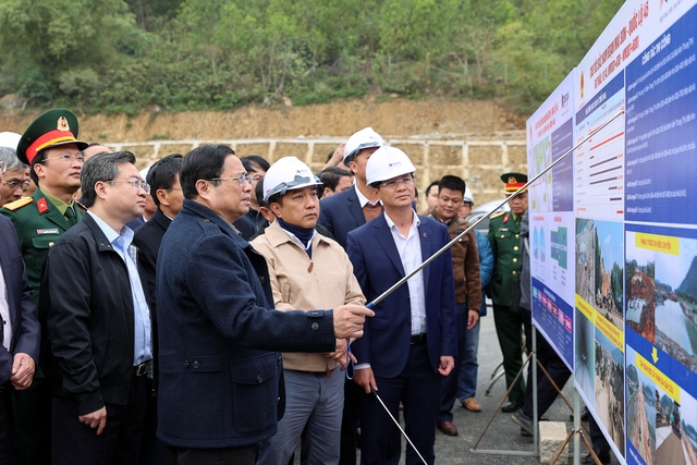 Thủ tướng cùng đoàn công tác nghe báo cáo về tình hình thực hiện dự án Mai Sơn-Quốc lộ 45 - Ảnh: VGP/Nhật Bắc