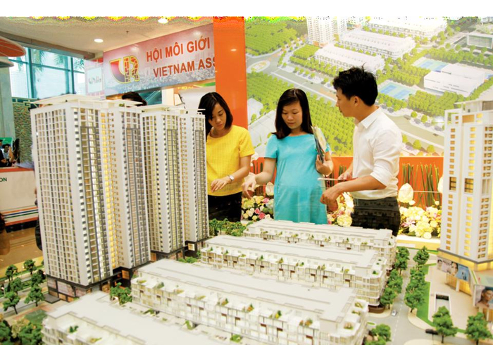 Nhà đầu tư tìm hiểu một dự án bất động sản trên địa bàn Hà Nội. Ảnh: Công Hùng