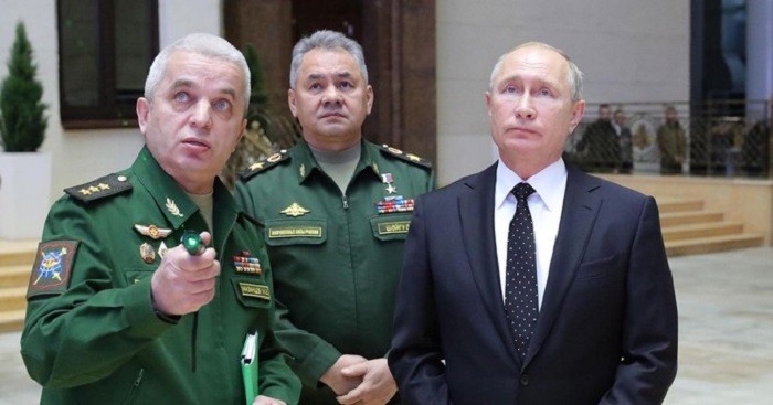 Thứ trưởng Quốc phòng Mikhail Mizintsev (trái), người đứng đầu danh sách 22 cá nhân Nga bị Nhật trừng phạt lần này (Ảnh: TASS).