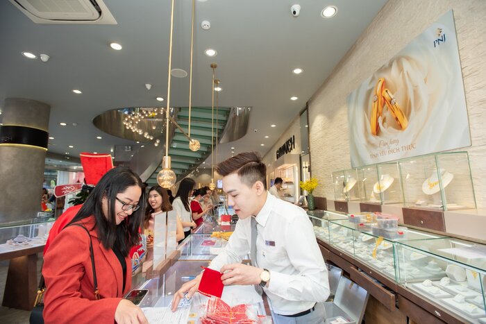 Không khí mua sắm nhộn nhịp tại cửa hàng PNJ.