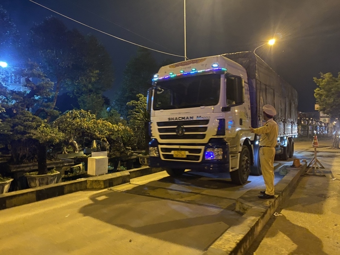 Đưa xe tải 71C - 08309 về trạm cân trước Trạm Cảnh sát giao thông Tuy Phước để cân tải trọng.