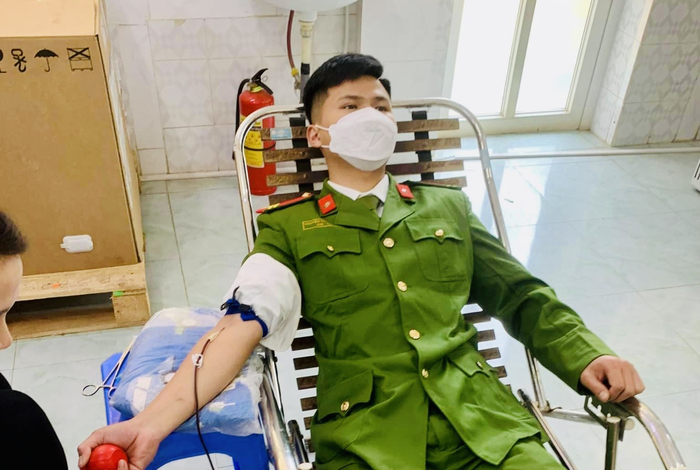 Binh nhất Nguyễn Trọng Tiến, chiến sỹ Đội Chữa cháy và CNCH khu vực 6 , Phòng Cảnh sát PCCC và CNCH đang hiến máu cấp cứu cho bệnh nhi