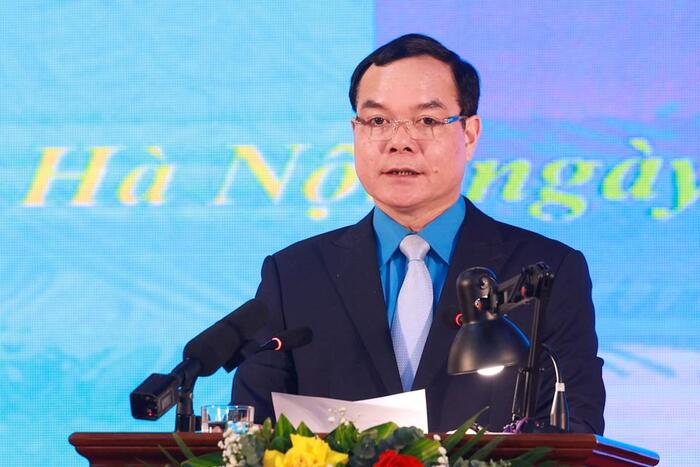 Chủ tịch Tổng LĐLĐ Việt Nam Nguyễn Đình Khang báo cáo tại hội nghị. Ảnh: Hải Nguyễn
