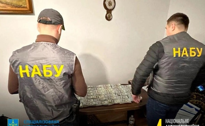 Các nhân viên NABU bên cạnh số tiền bị tịch thu vào ngày 23 tháng 1 năm 2023. Ảnh: Cục chống tham nhũng Ukraine