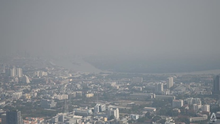 Thành phố Bangkok bị bao phủ bởi một làn sương mù dày đặc. Ảnh: CNA