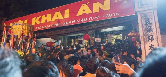 Đêm 4/2 và rạng sáng 5/2, hàng vạn người dân và du khách thập phương đã có mặt tại đền Trần dự Lễ Khai ấn. Nghi lễ dâng hương tới các vị vua Trần diễn ra tại đền Thiên Trường từ 22h15 do Ủy ban nhân dân thành phố Nam Định chủ trì. (Ảnh minh họa).