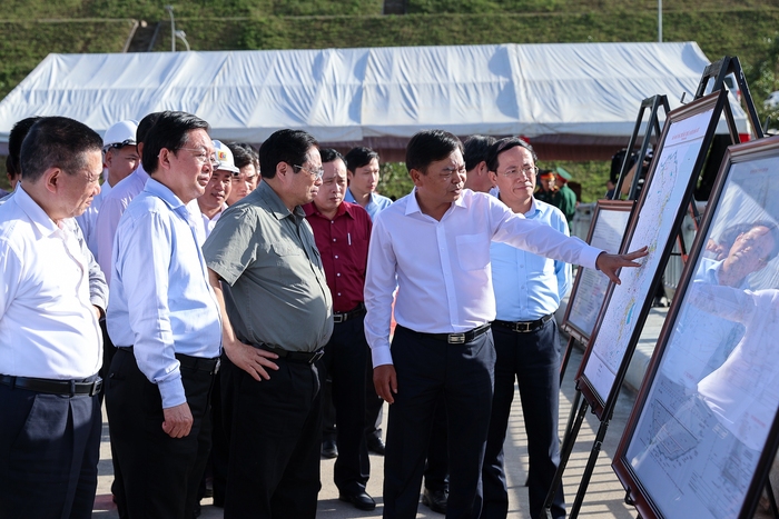 Thủ tướng nghe lãnh đạo Bộ Nông nghiệp và Phát triển nông thôn báo cáo về quy hoạch vùng Hồ Đồng Mít.