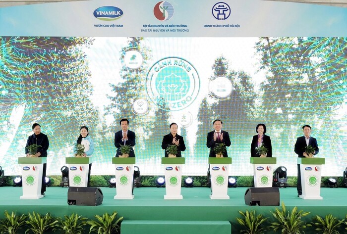 Phó Thủ tướng Chính phủ Trần Hồng Hà cùng các đại biểu thực hiện nghi thức khởi động dự án trồng cây hướng tới Net Zero năm đầu tiên tại Thủ đô Hà Nội.