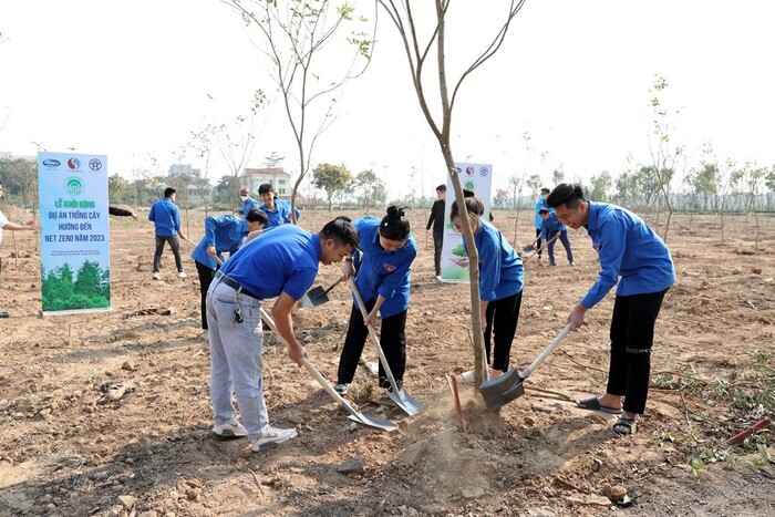 Các đoàn viên thanh niên hăng hái tham gia trồng cây để góp phần bảo vệ môi trường, nâng cao môi trường sống tại huyện Mê Linh - “cột mốc xanh” đầu tiên của dự án.