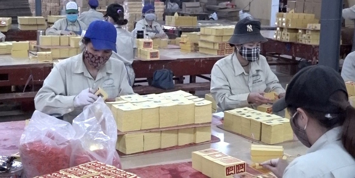 Công nhân Công ty Cổ phần Lâm, Nông sản Thực phẩm Yên Bái đẩy mạnh sản xuất.