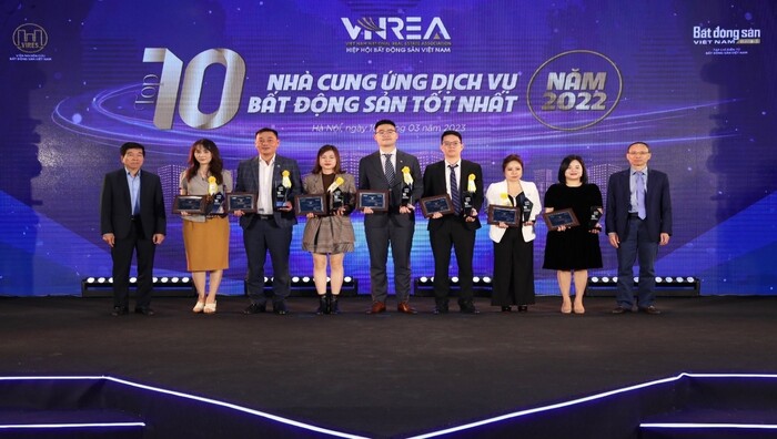 Bà Nguyễn Thị Thu Quỳnh, Phó Giám đốc Trung tâm nghiên cứu và quản lý sản phẩm Công ty Cổ phần Tập đoàn Meey Land nhận giải thưởng tại Lễ vinh danh (đứng thứ ba từ phải sang).
