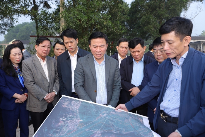 Bí thư Tỉnh ủy Thanh Hóa Đỗ Trọng Hưng (giữa) khảo sát khảo sát thực địa để triển khai thực hiện giải phóng mặt bằng khu công nghiệp số 20.