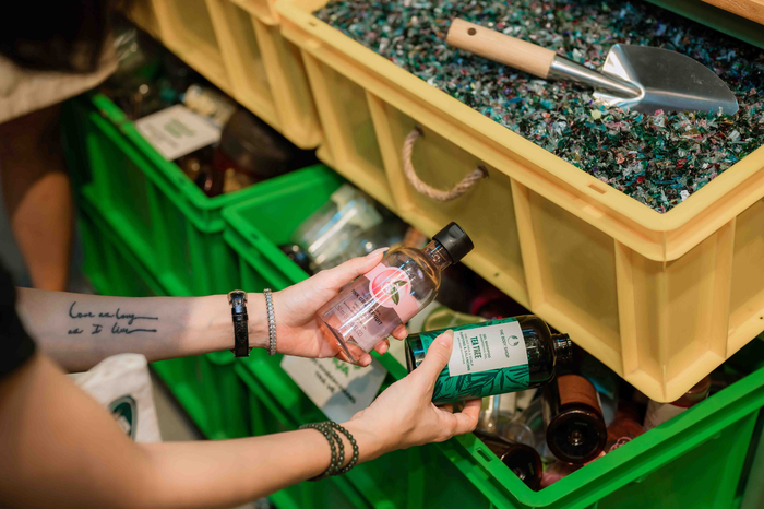 The Body Shop luôn khuyến khích khách hàng thực hiện những hành động cực đơn giản nhằm tạo nên thay đổi lớn cho thực trạng ô nhiễm rác nhựa.