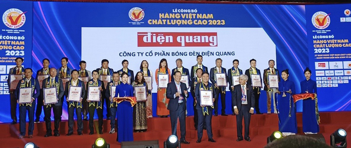 Đại diện Điện Quang nhận danh hiệu Hàng Việt Nam chất lượng cao 2023.