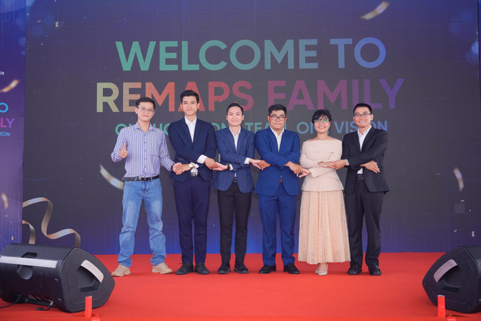 Ông Lê Minh Đức (thứ 3, bên trái) – CEO&Founder Remaps cùng lãnh đạo các công ty thành viên thể hiện sự đồng lòng, quyết tâm, sẵn sàng chinh phục thử thách mới.