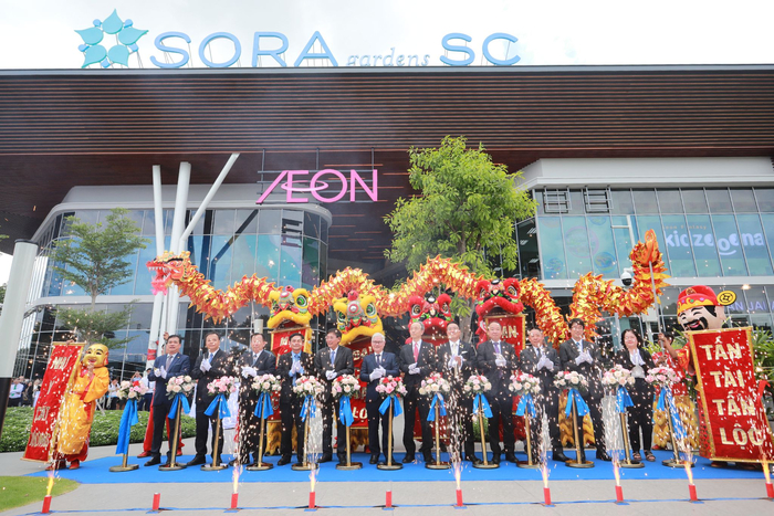 Lãnh đạo tỉnh Bình Dương và ban lãnh đạo Công ty TNHH BECAMEX TOKYU thực hiện nghi thức cắt băng khai trương trung tâm mua sắm SORA gardens SC.