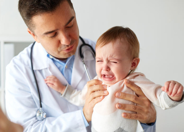 Cần đưa trẻ đi khám khi có dấu hiệu đi ngoài ra máu