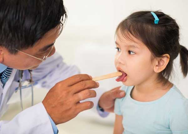 Bác sĩ kiểm tra VA cho trẻ