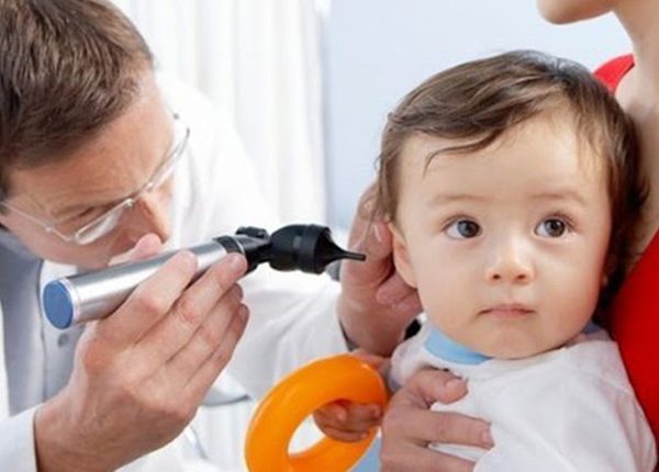 Chăm sóc trẻ bị viêm tai giữa Chăm sóc trẻ bị viêm tai giữa