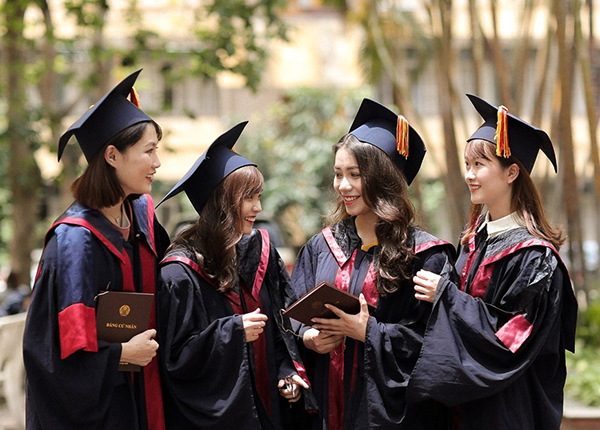 Sinh viên Đại học Quốc gia Hà Nội mặc áo cử nhân trong đợt tốt nghiệp