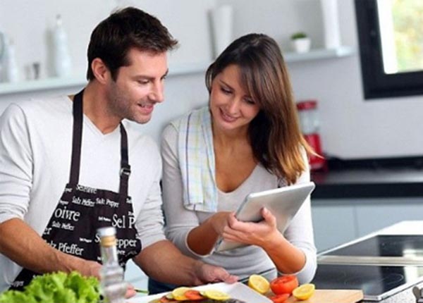 Sẵn sàng vào bếp chia sẻ công việc bếp núc với vợ