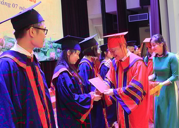 GS Lê Ngọc Thành trao bằng tốt nghiệp cho tân bác sĩ, dược sĩ