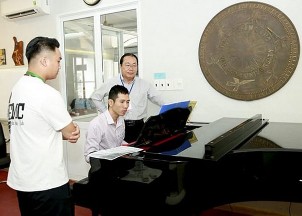 Giảng viên Trường ĐH Văn Lang hướng dẫn thí sinh thi âm nhạc
