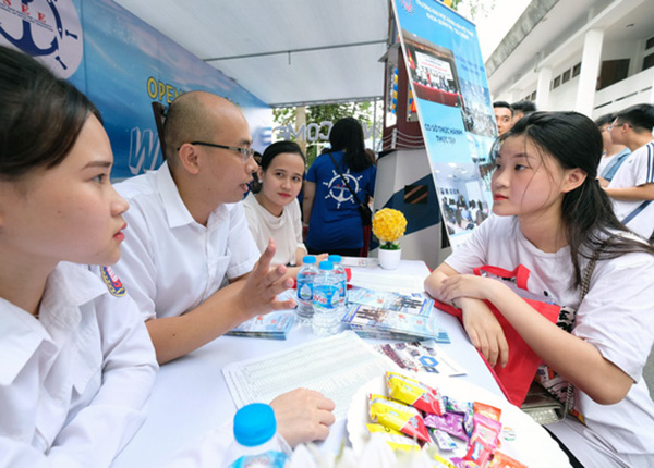 Thí sinh nghe tư vấn xét tuyển trong Chương trình tư vấn tuyển sinh hướng nghiệp năm 2020