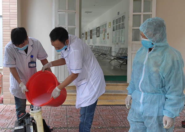 Dung dịch khử khuẩn được sử dụng là CloraminB theo chuẩn của Bộ Y tế
