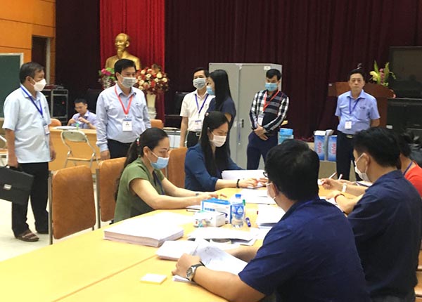 Thứ trưởng Bộ Giáo dục và Đào tạo Nguyễn Hữu Độ kiểm tra công tác chấm thi tốt nghiệp trung học phổ thông năm 2020 tại Hà Nội