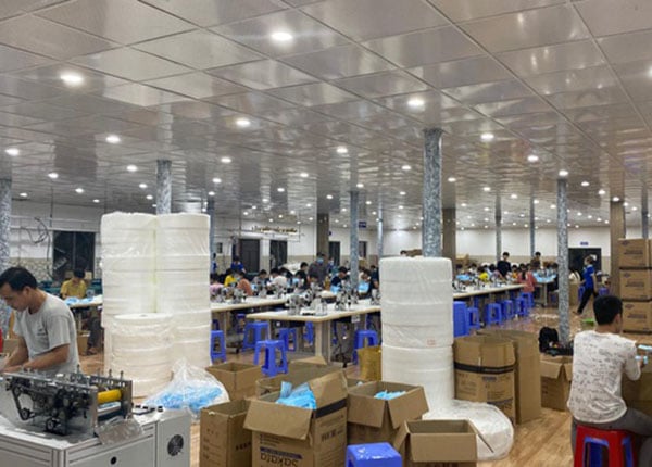 Ế khẩu trang cả nghìn thùng, cho nghỉ 70% công nhân
