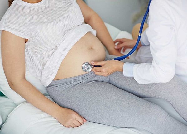 Đẻ khó là một trong những nguyên nhân gây vỡ tử cung