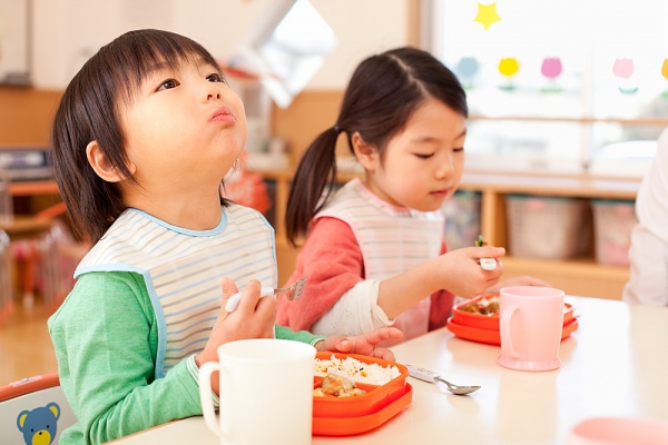 Nên cho trẻ ăn những thực phẩm cần nhai phù hợp với khả năng nhai của trẻ
