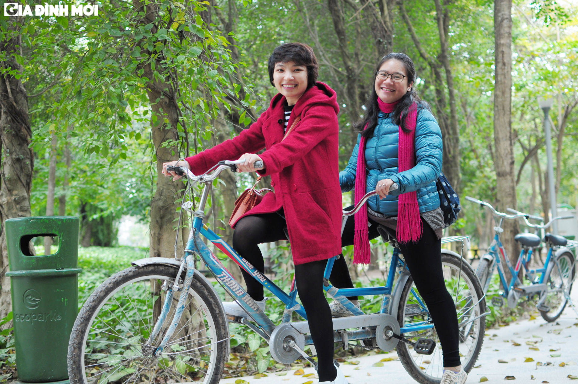 Bạn có thể thuê xe đạp đôi hoặc xe đạp đơn để tham quan không gian Ecopark