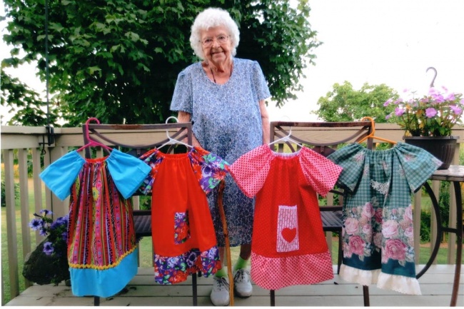 Người phụ nữ 99 tuổi này đã may những bộ váy tuyệt đẹp cho những đứa trẻ ở Châu Phi mà bà chưa từng gặp mặt