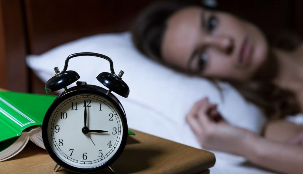 Mất ngủ lâu ngày khiến bạn mệt mỏi, dễ cáu giận, lo lắng và có nguy cơ bị trầm cảm