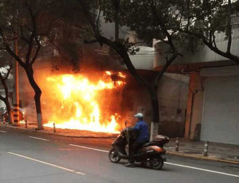 Người phụ nữ Trung Quốc đốt vàng mã gây cháy nhà
