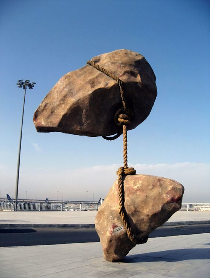 Tác phẩm hòn đá lơ lửng của Smaban Abbas.