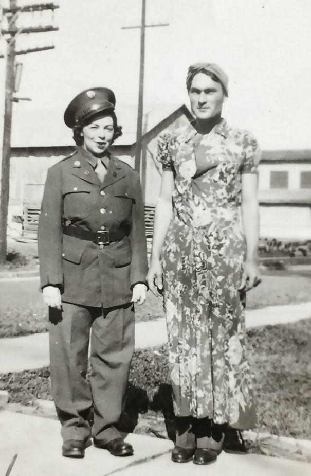 Ông bà tôi mặc đồ của nhau (năm 1943).