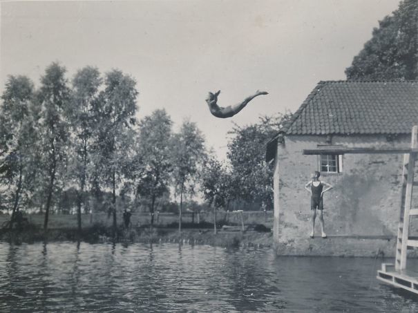 Ông tôi lúc nhỏ hay bơi ở cái ao gần nhà.
