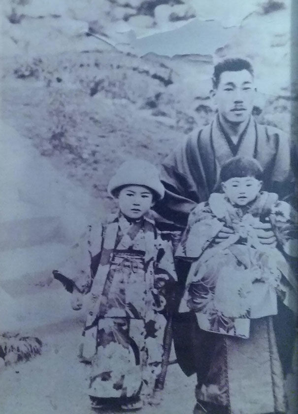 Ông sơ tôi (cha của ông/ bà cố) là một samurai ở Kyushu, Nhật Bản. Ảnh chụp ông và 2 con vào những năm 1900.
